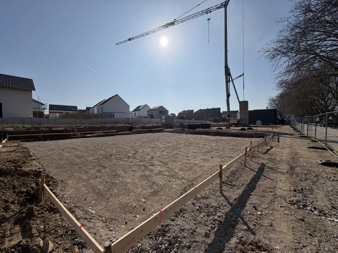 Baustelle Willy-Brandt-Ring Alsdorf - vorbereitete Bodenplatte mit Kran